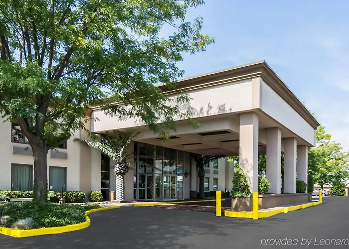 Plaza Inn & Suites